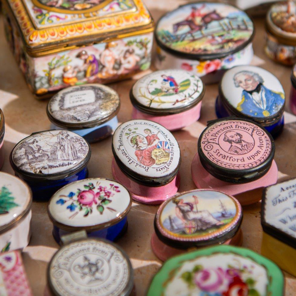 Antiques & Decorative Objects on 31/10/2025