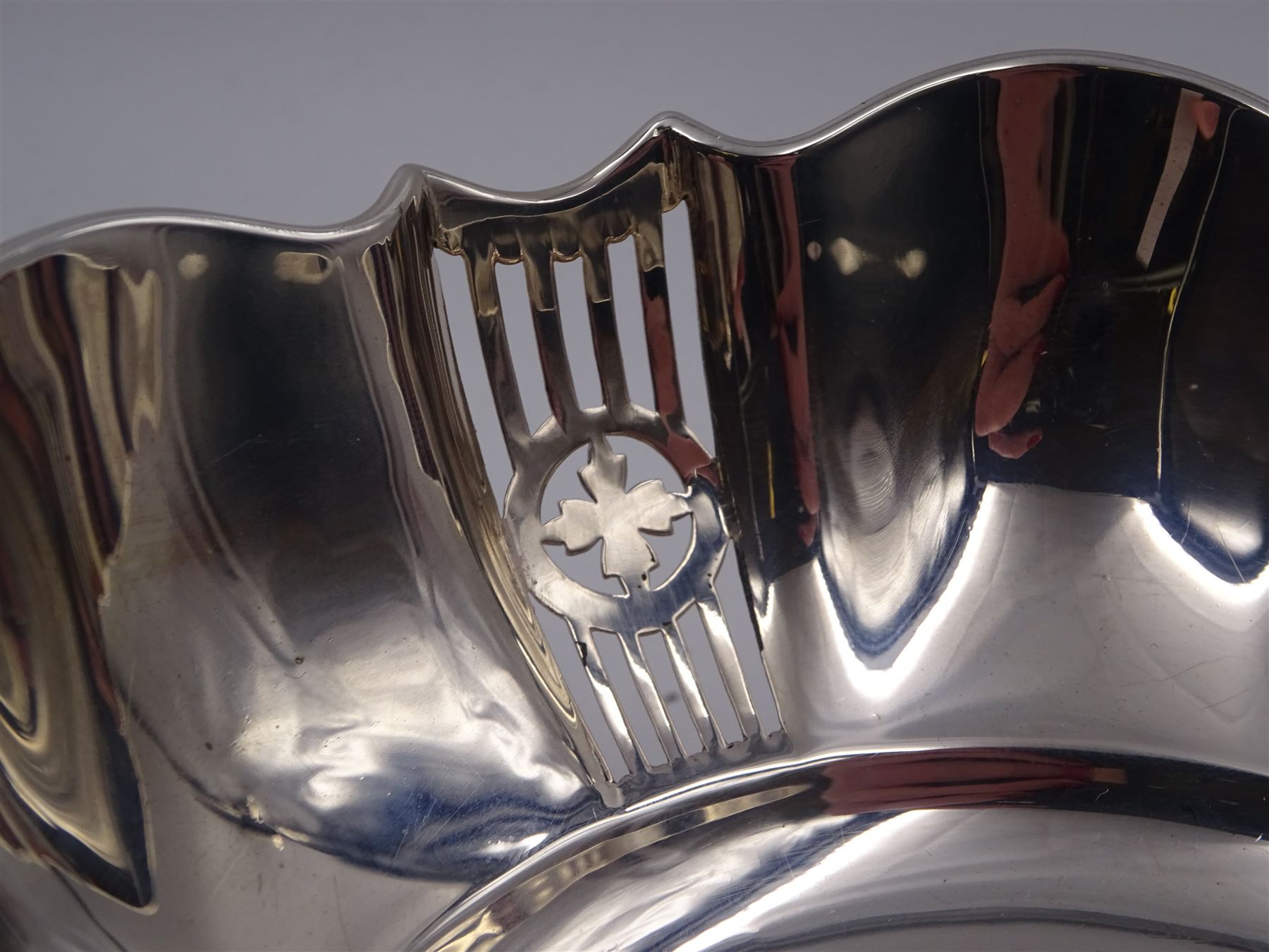 1920s silver bowl, of circular form with shaped rim and pierced sides, upon four feet, hallmarked Sydney & Co, Birmingham 1926, H7cm