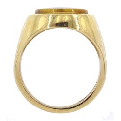 9ct gold tiger's eye signet ring, London 1973