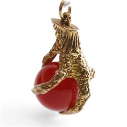 9ct gold carnelian eagle claw pendant, Birmingham 1979