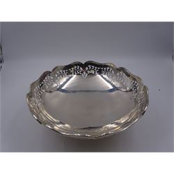 1920s silver bowl, of circular form with shaped rim, the sides with pierced foliate and floral decoration, upon four splayed feet, hallmarked Reid & Sons, London 1927, H9cm, D23cm