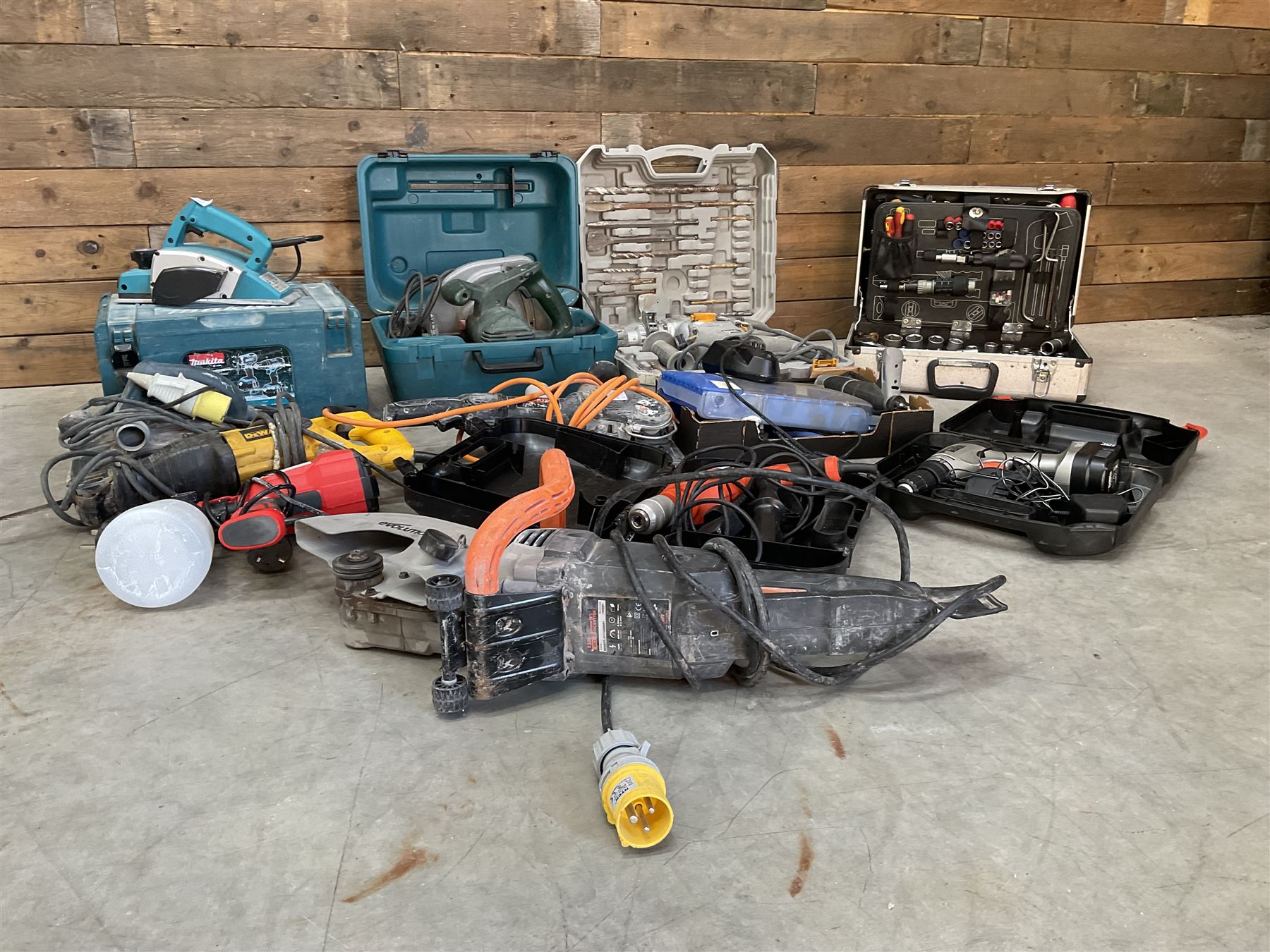 Various building tools to include, DeWalt reciprocating saw, Bosch planer, Titan SDS drill, Black & Decker drills, Evolution 110V saw, fitted tool case, Dremel and other tools