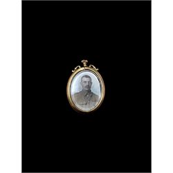 9ct gold glazed oval photograph pendant, H5.5cm