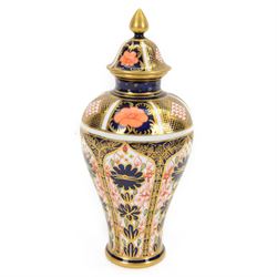 Late 20th century Royal Crown Derby Imari 1128 pattern vase and cover, of baluster form wi...