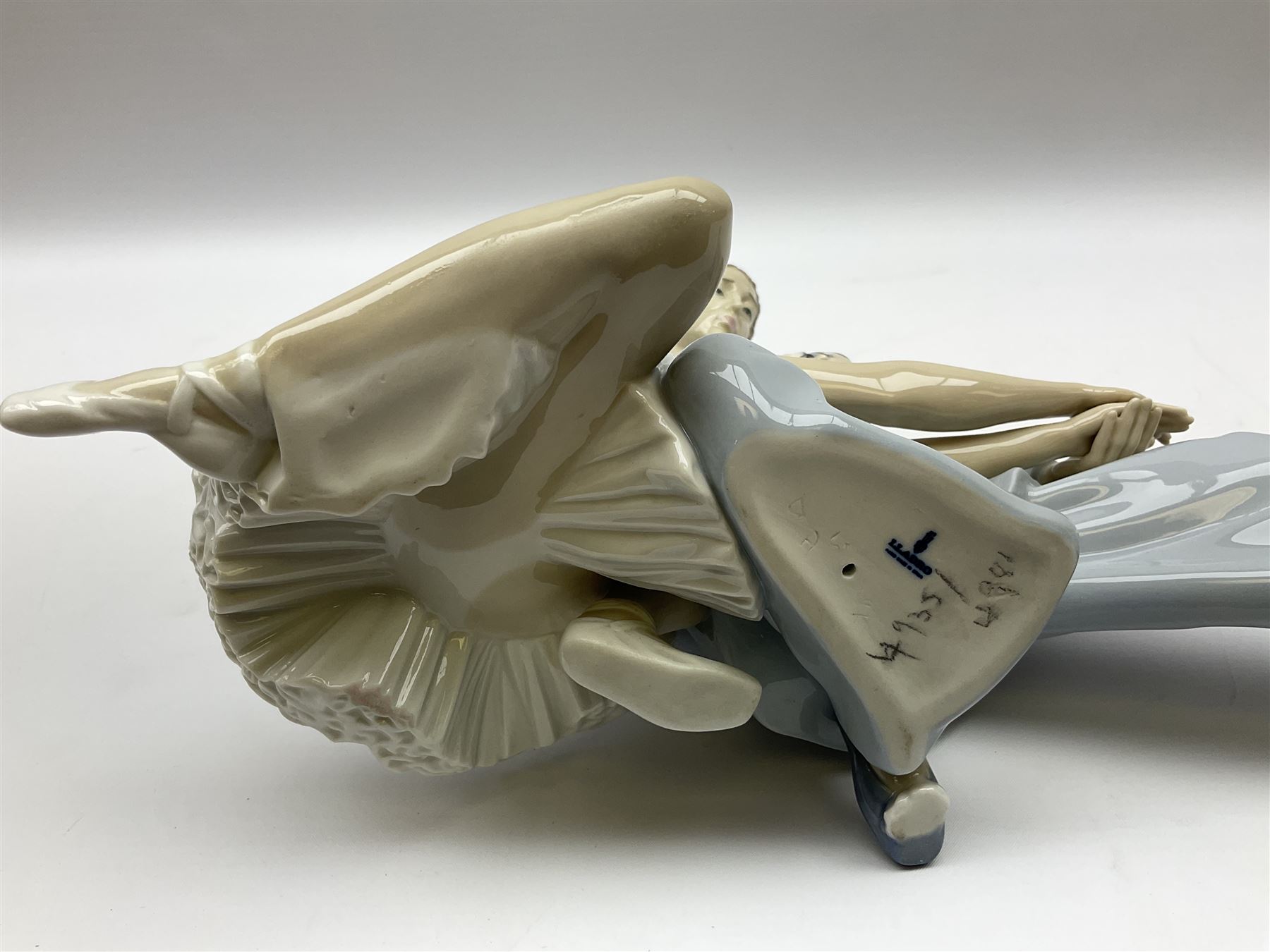 A Lladro Closing Scene Porcelain sculpture for sale at auction on 28th  January