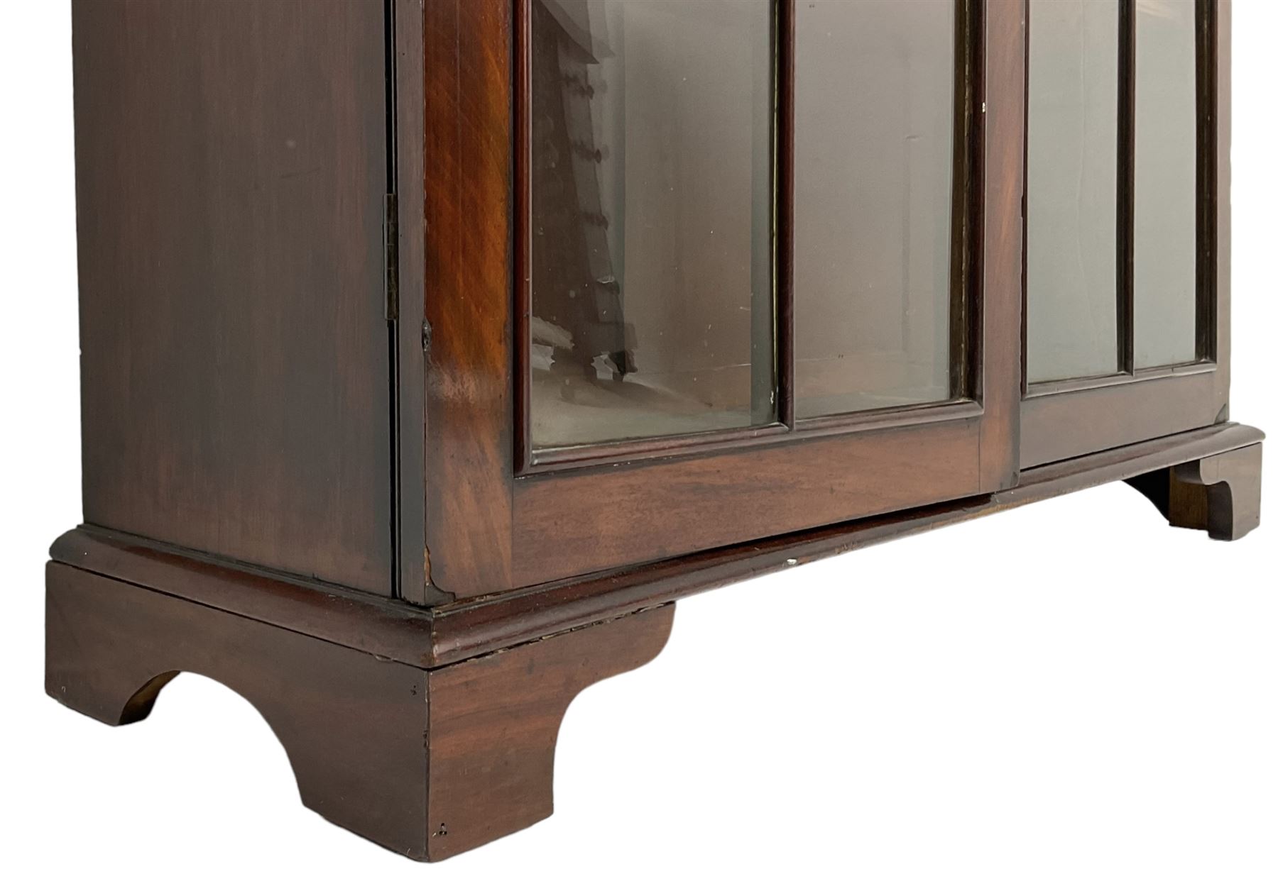 Early 20th century mahogany bookcase, fitted with two astragal glazed doors enclosing three adjustable shelves