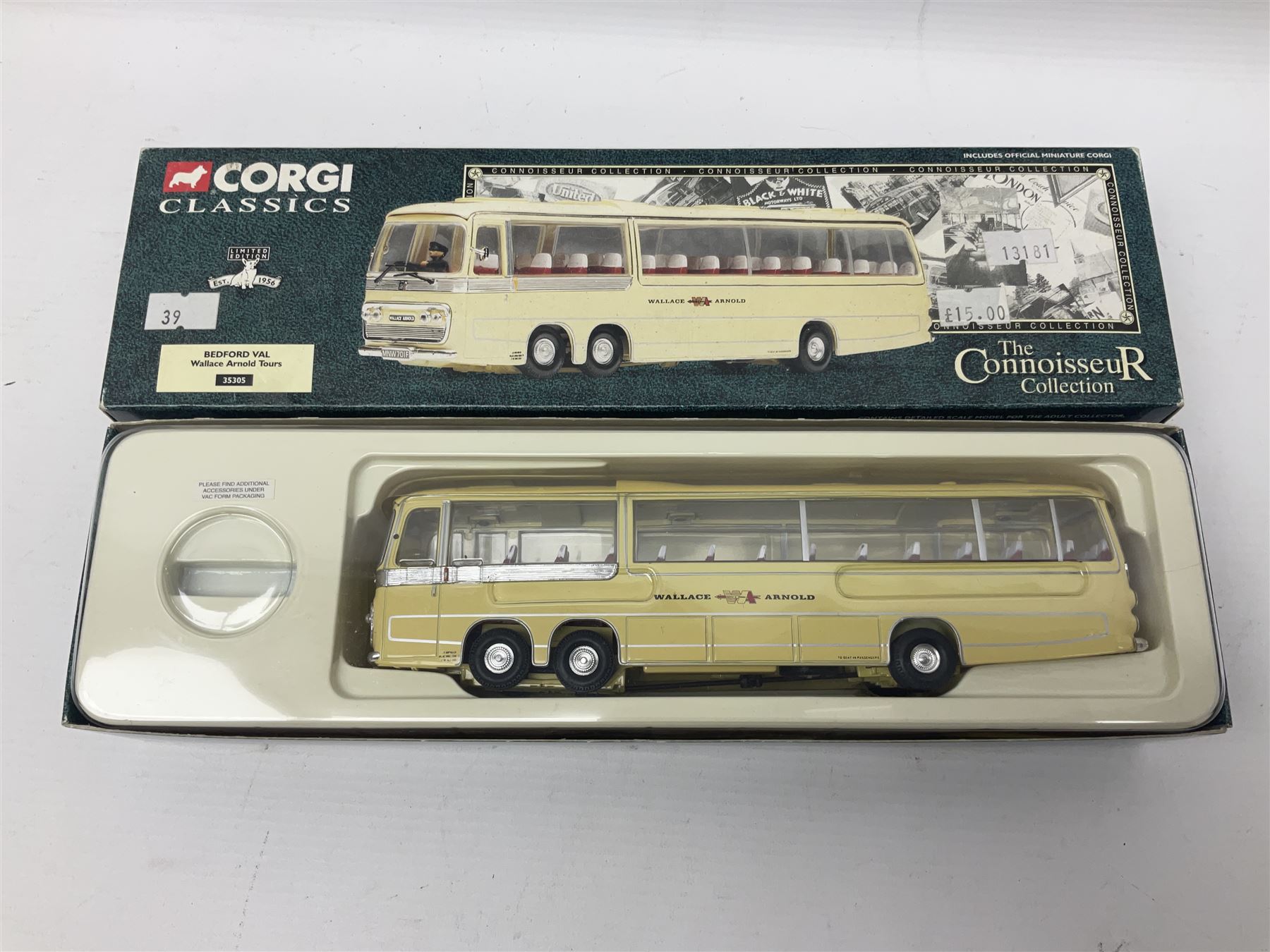 Corgi - twenty-three modern die-cast models of buses and coaches to include 35301, 35303, 35305 and 91916; mostly loose but nine boxed 