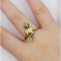 9ct gold owl ring, with green stone set eyes, hallmarked