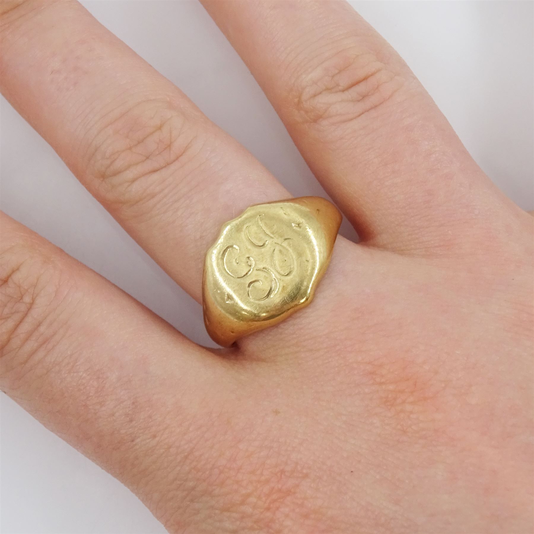 9ct gold shield signet ring, engraved with initials, London1963