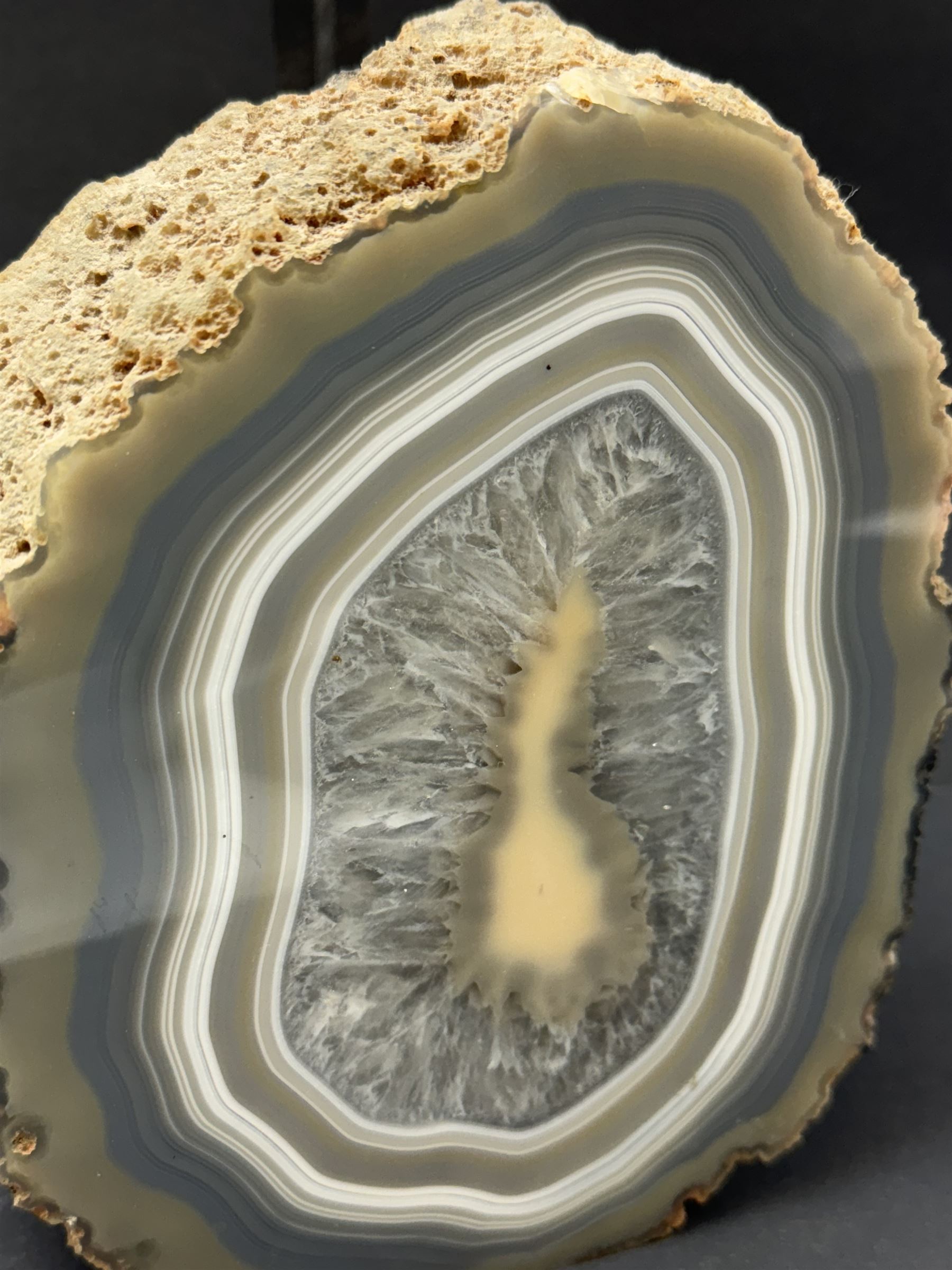 Polished agate geode with blue and white tones, with rough edges, H20cm