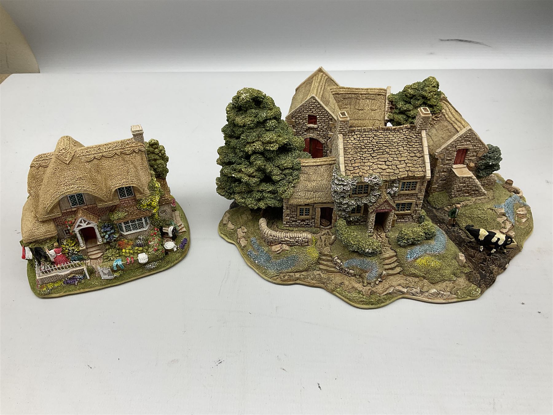 Thirteen Lilliput Lane models to include 'The King's Arms', Britain's Heritage collection Edinburgh Castle,  Tower Bridge, Big Ben, English Collection 'Bluebell Arms', etc, six boxed with deeds