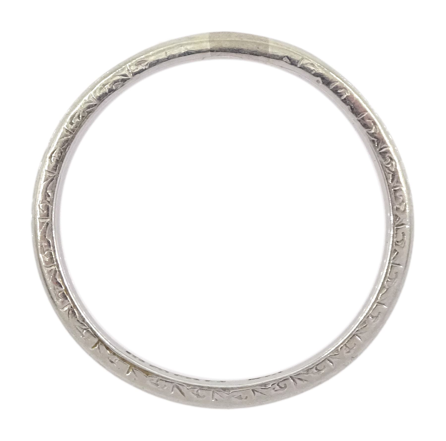 Early 20th century 18ct white gold band, the sides with engraved decoration, Birmingham 1932