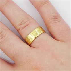 18ct gold wedding band, with engraved decoration, Sheffield 1978