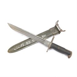 American 1906 pattern sword bayonet, the blade marked SA 1906 and US 85798, scabbard, blade L25cm