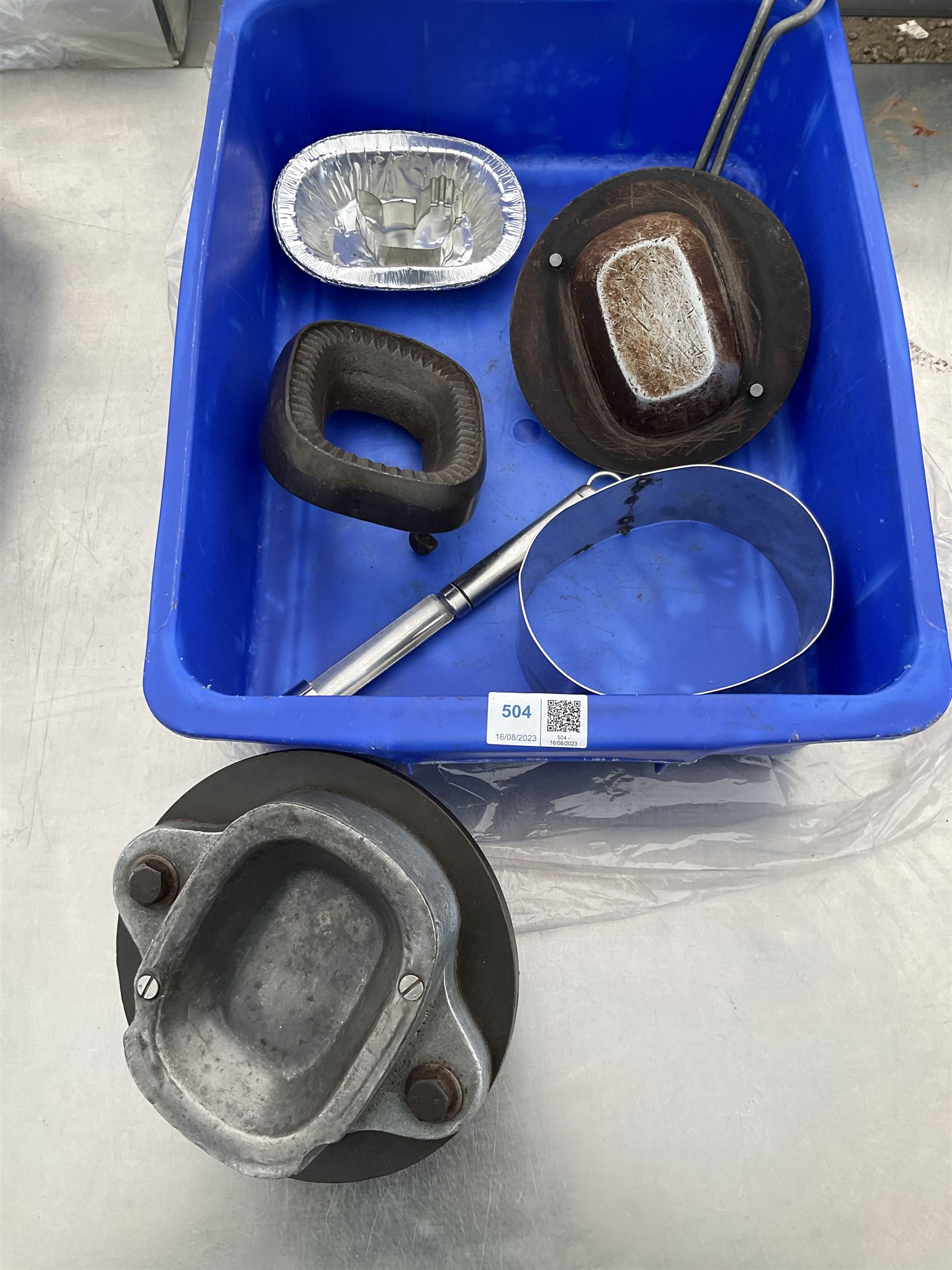 Individual heated steak pie die, base maker and lidder with pastry cutter - THIS LOT IS TO BE COLLECTED BY APPOINTMENT FROM DUGGLEBY STORAGE, GREAT HILL, EASTFIELD, SCARBOROUGH, YO11 3TX