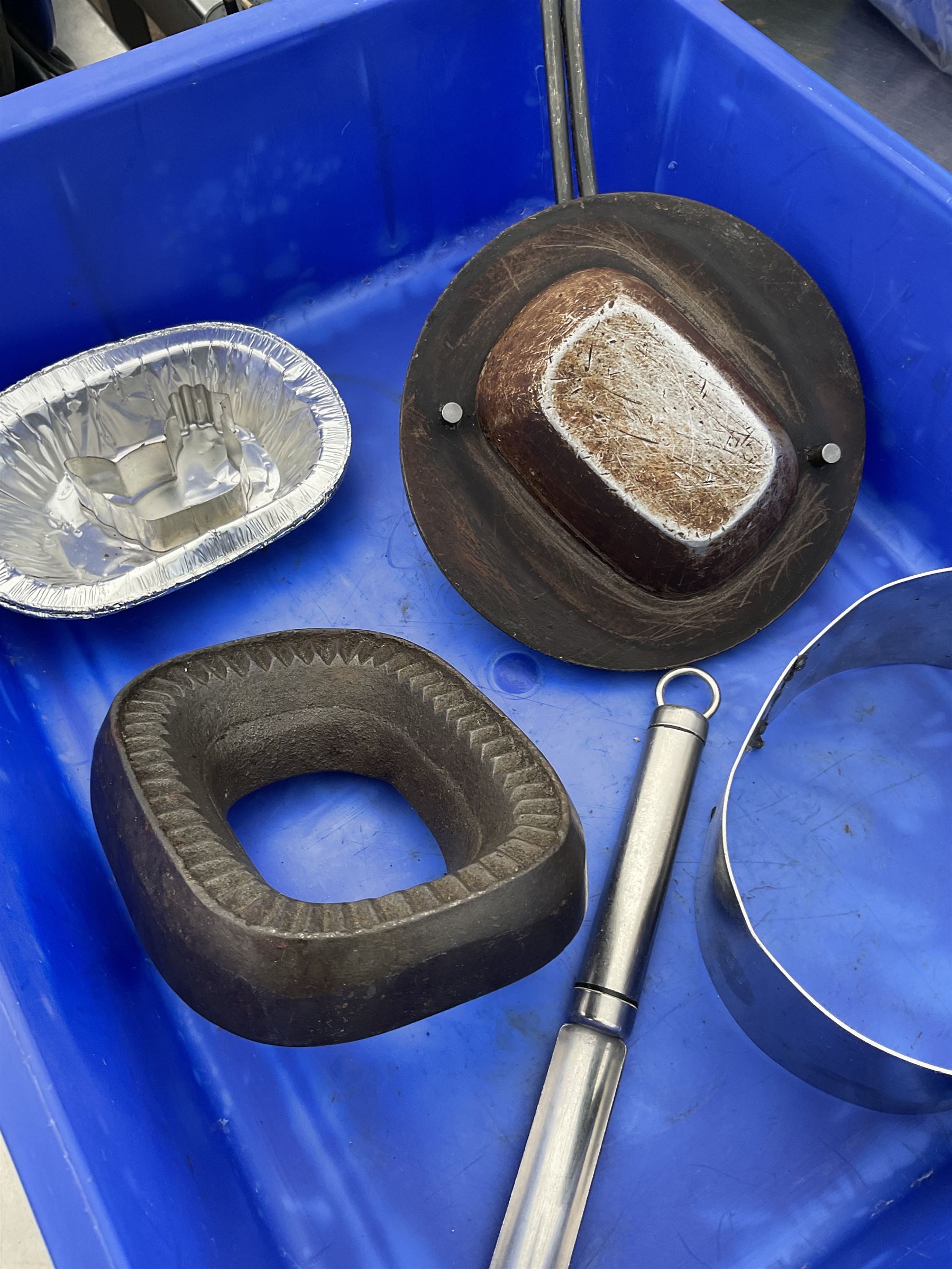 Individual heated steak pie die, base maker and lidder with pastry cutter - THIS LOT IS TO BE COLLECTED BY APPOINTMENT FROM DUGGLEBY STORAGE, GREAT HILL, EASTFIELD, SCARBOROUGH, YO11 3TX