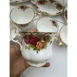 Royal Albert Old Country Roses pattern tea and dinner wares, including tiered cake stands, cake plate, napkin rings, egg cups, pierced serving platters, etc 