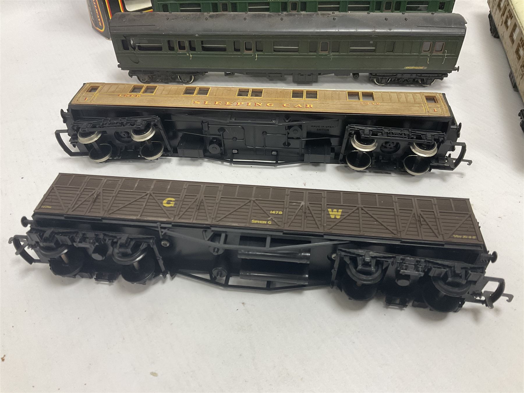 Various makers ‘00 gauge - fifteen carriages from various makers to include two boxed Mainline examples no.37112 in cream and crimson, further from Hornby and Tri-Ang etc (15)