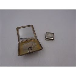 1930s silver compact mirror, of square form, with engine turned decoration and black onyx clasp, hallmarked Cohen & Charles, London 1934, together with a small hinged silver box, hallmarked, compact H7cm