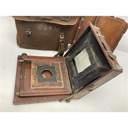 Folding plate camera in mahogany and lacquered brass, with additional plates and case