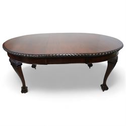 Early 20th century mahogany telescopic extending dining table, oval extending top with gadroon carved edge, single additional leaf, on acanthus carved cabriole supports with ball and claw feet 