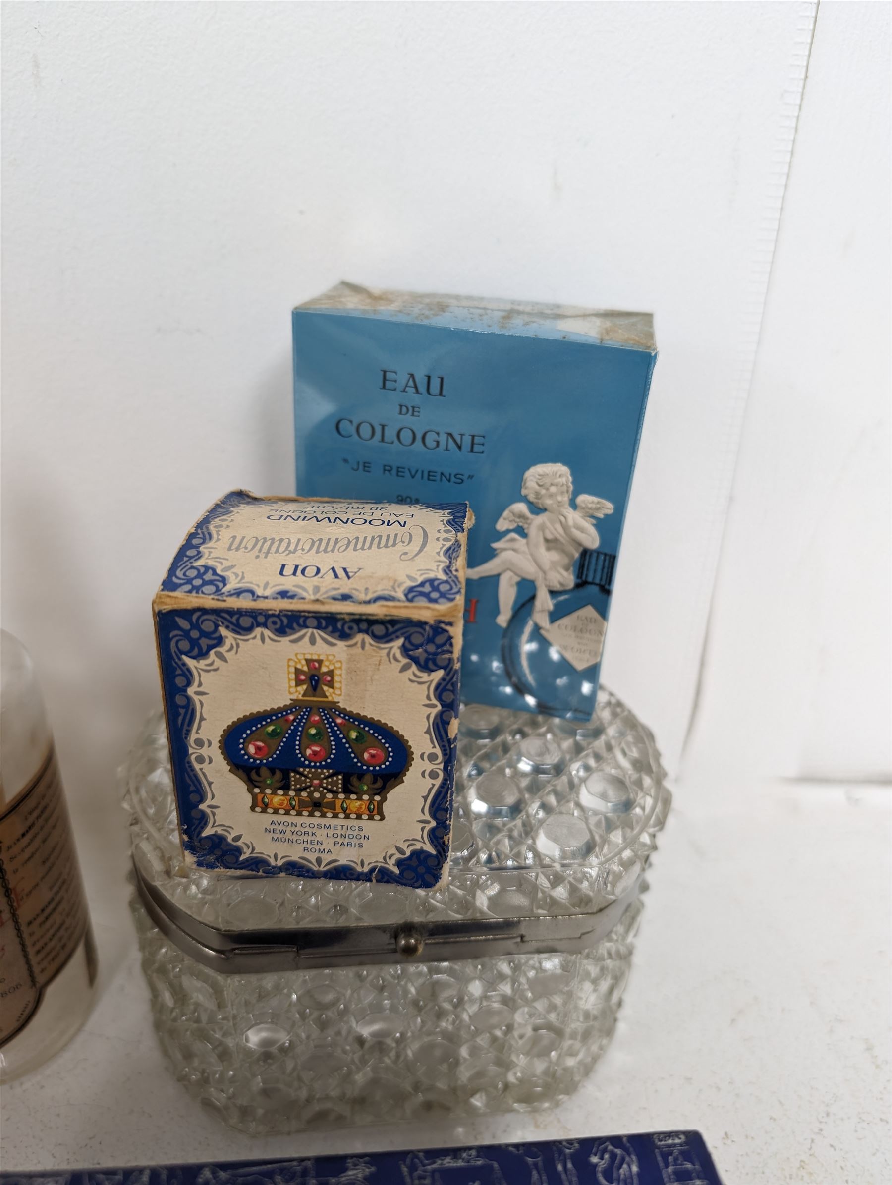 Vintage scent bottles and perfumes, including Roger & Gallet Jean Marie Farina, Nina Ricci L'Air du Temps, Avon Moonwind together with a boxed Bourjois compact etc