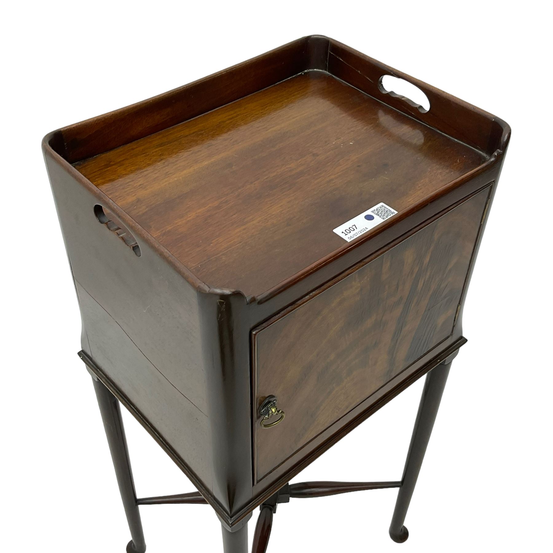 20th century Georgian design mahogany bedside pot cupboard, pierced tray top, enclosed by single figured door, on cabriole supports united by turned X-framed stretchers 