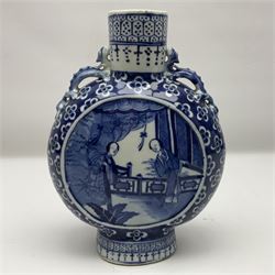 Chinese blue and white moon flask vase, the central panel depicting figures, bordered by floral decoration, with lizard handles to each shoulder, upon an oval foot, H25cm