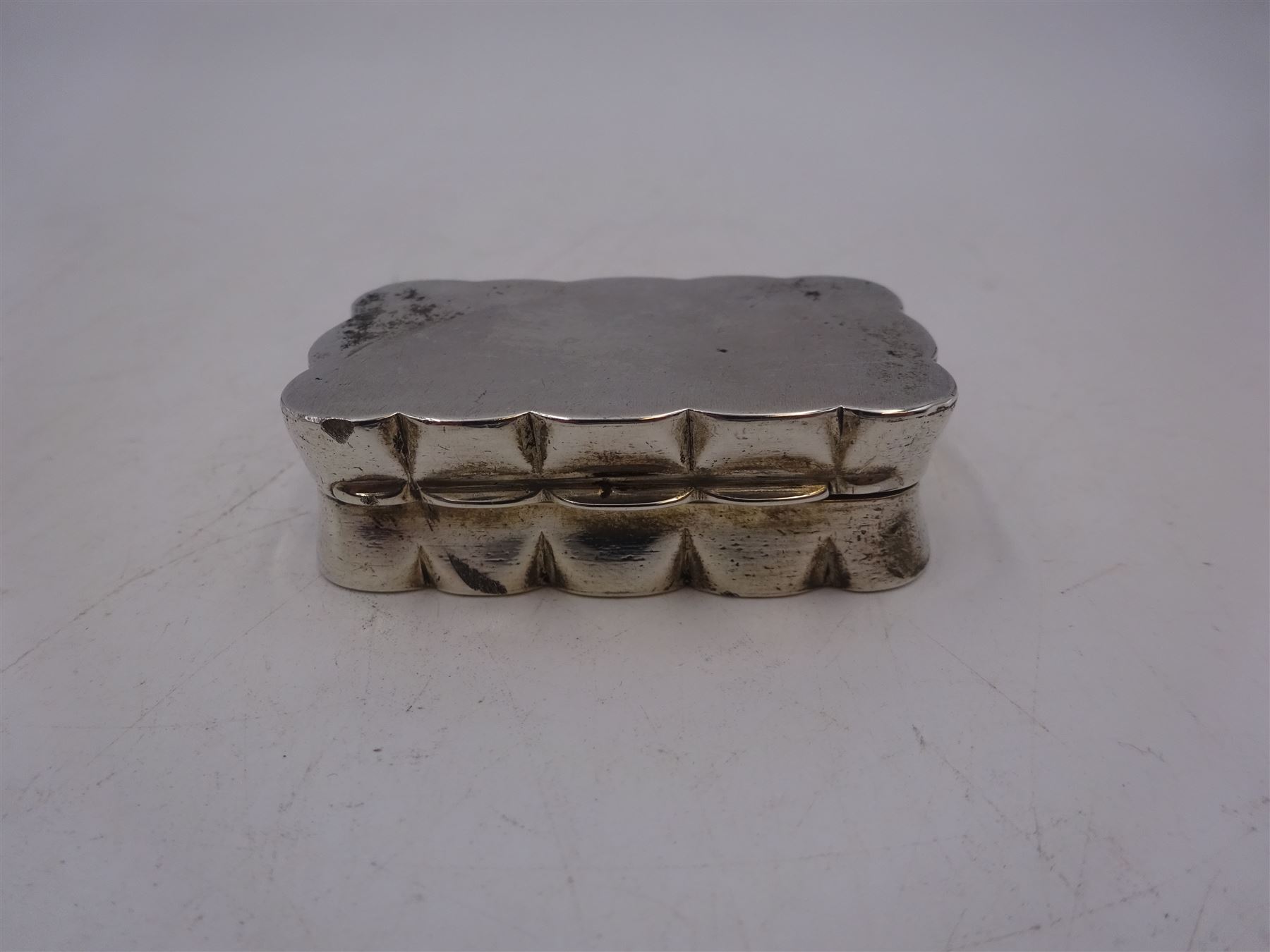 1930s silver snuff box, of rectangular form with scalloped edge, hallmarked Robert Pringle & Sons, Birmingham 1936, W5cm