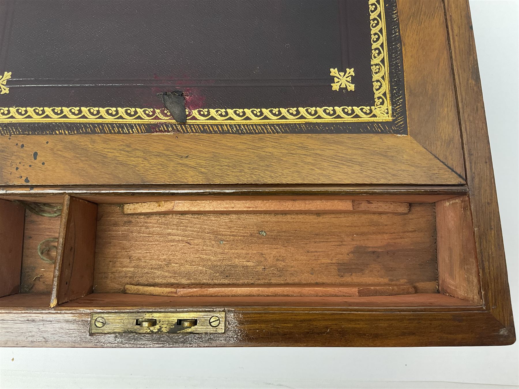 19th century walnut writing slope, the hinged lid with inlaid cartouche opening to reveal black gilt tooled leather slope and pen storage, H15cm, L30cm