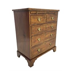 Small Georgian design walnut chest, moulded rectangular top with book-matched veneer enclosed by checkered stringing and crossbanding, brushing slide over two short and three long drawer, on bracket feet