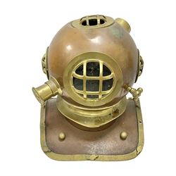 Reproduction copper and brass deep sea diver's helmet, H44cm