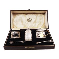 1930s silver three piece cruet set, comprising open salt, pepper and a mustard pot and cover, with two spoons, hallmarked William Neale & Son Ltd, Birmingham 1930, contained with tooled leather fitted case