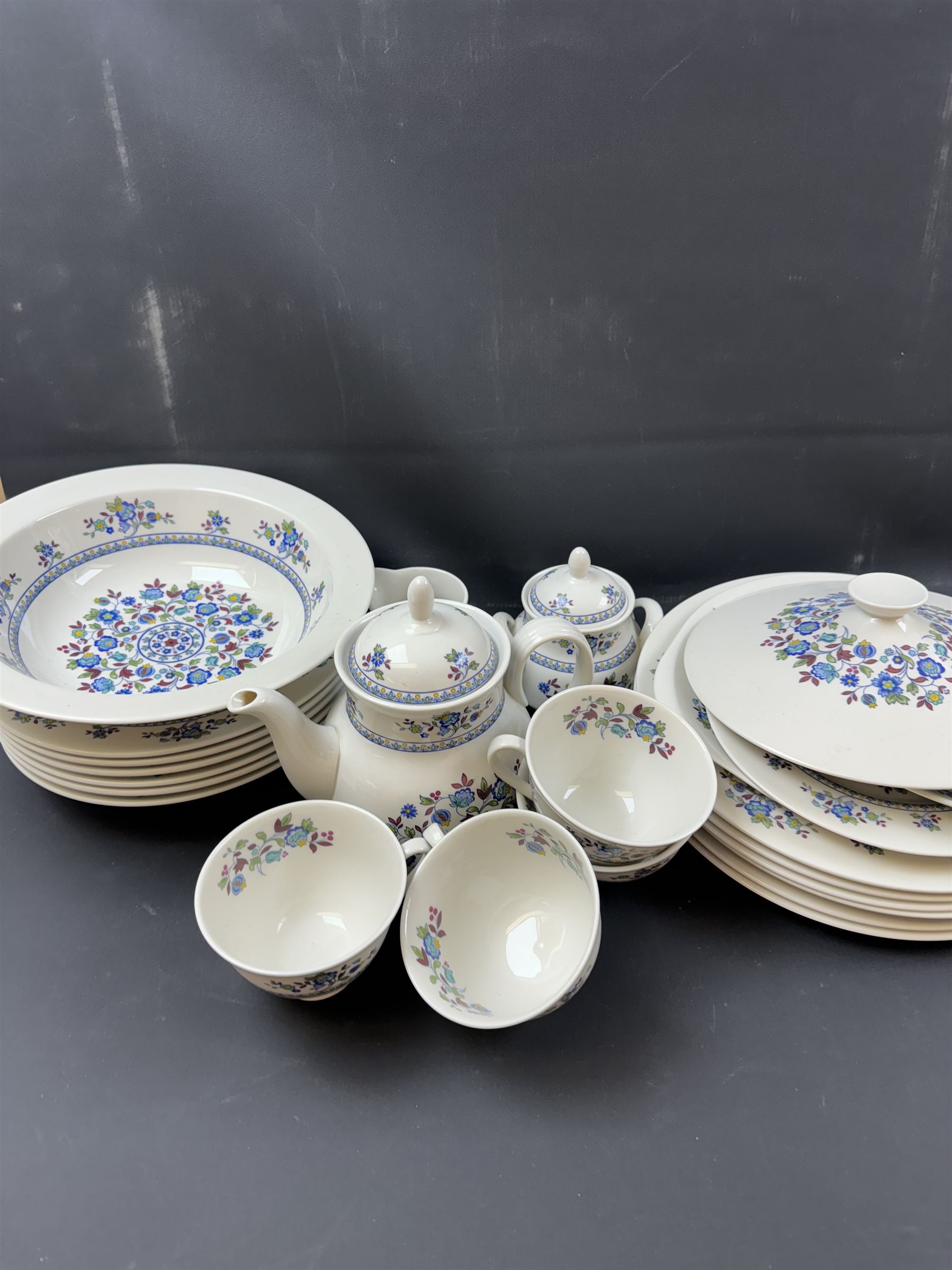 Royal Doulton Plymouth pattern, part tea and dinner service, including teapot, milk jug, covered sucrier, six dinner plates 