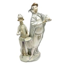 Lladro figure, Pregonero modelled as a messenger and drummer, no 1086, year issued 1969, year retired 1975 H38cm