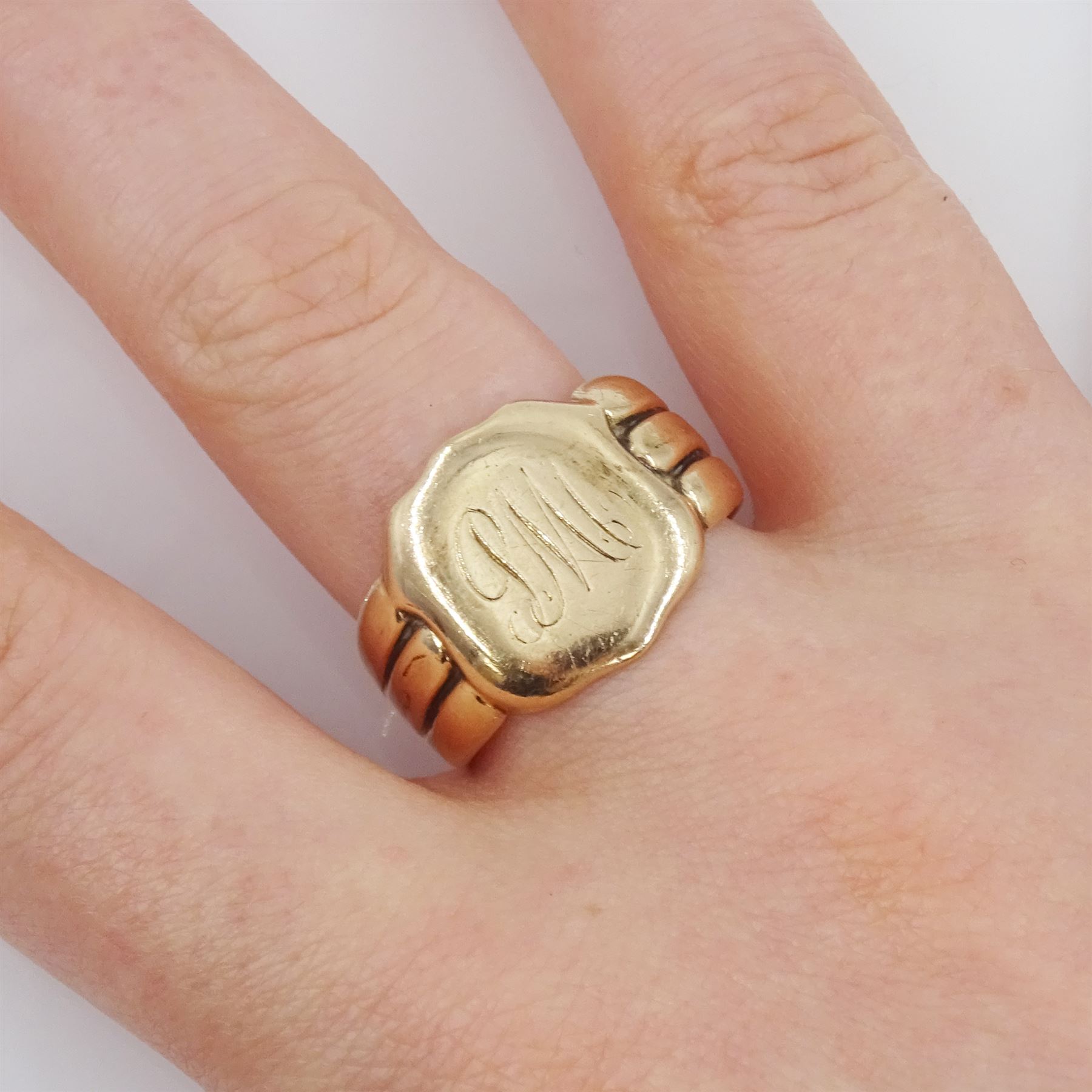 Early 20th century 9ct rose gold signet ring, with monogrammed initials, Chester 1916