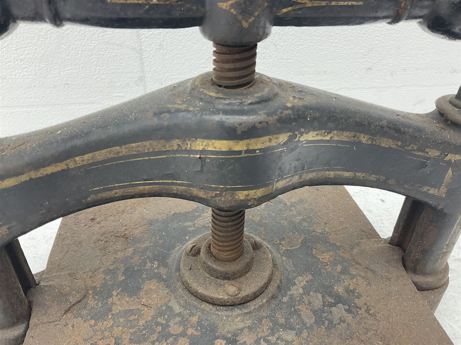 Cast iron hand cranked book press, H33cm 