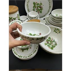 Portmeirion Summer Strawberry pattern tea and dinner service, including teapot, five dinner plates, covered sucrier etc  