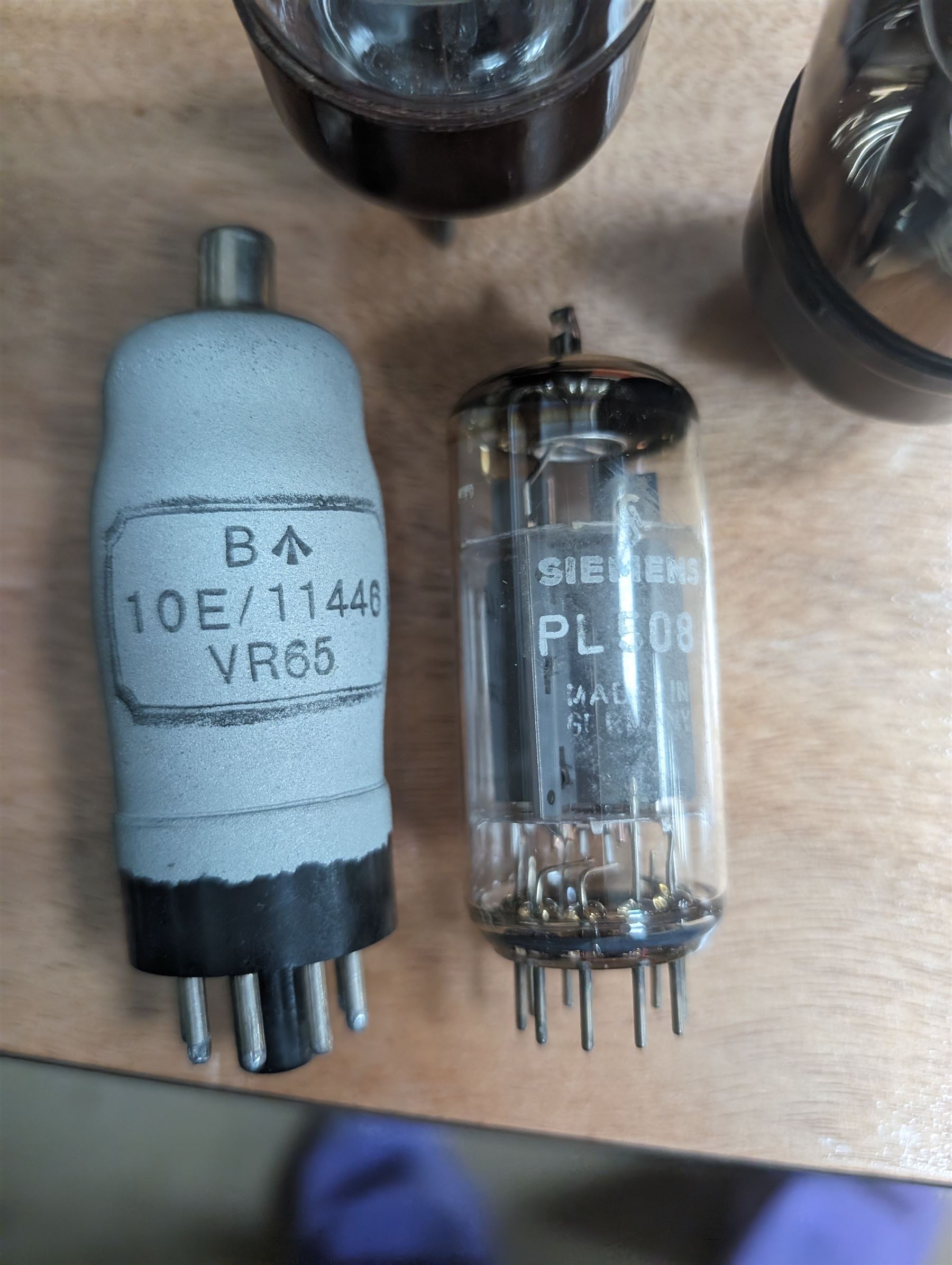 Large collection of thermionic valves/vacuum tubes by various makers including Mullard, including boxed examples and bubble wrapped examples 