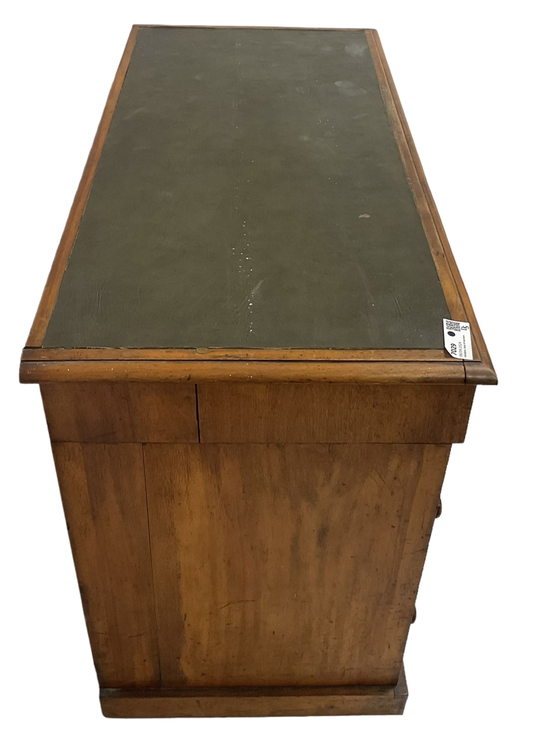 Victorian mahogany twin pedestal desk, rectangular top with inset green leather writing surface, fitted with central frieze drawer flanked by five graduating drawers on each side 