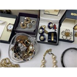 Costume jewellery, including earrings, bracelets, cufflinks, brooches, etc