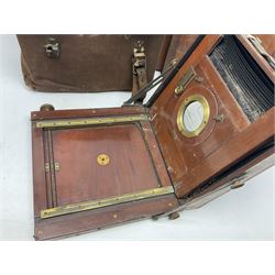 Folding plate camera in mahogany and lacquered brass, with additional plates and case