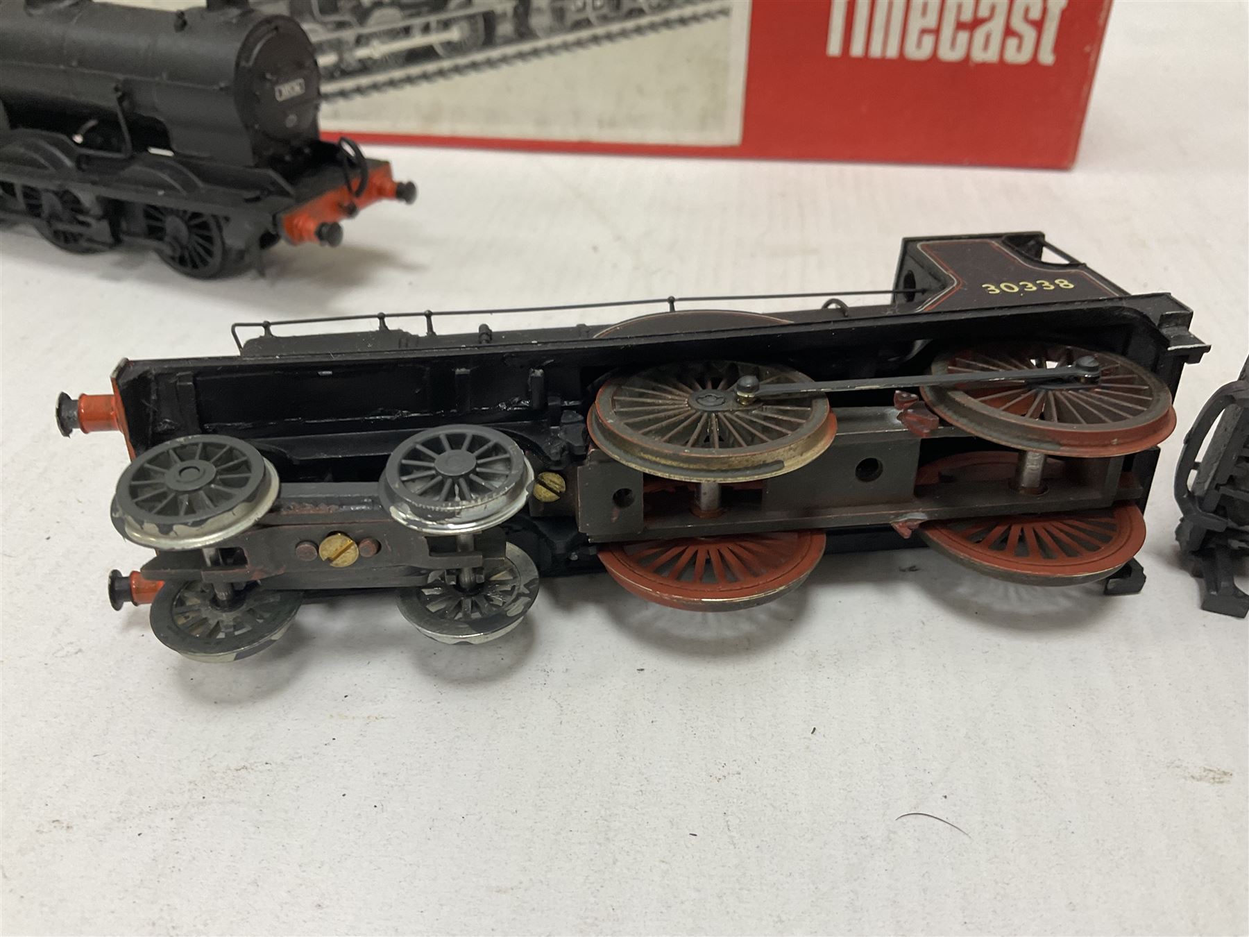 ‘00’ gauge - two kit built steam locomotive and tenders comprising SR/BR Class Q 0-6-0 no.30536 finished in BR black; SR/BR T9 Greyhounds Class 0-6-0 no.30338 finished in BR black; with Wills Finecast boxes (2) 