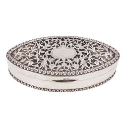 Edwardian silver trinket box, of navette form, the hinged cover with pierced floral and foliate decoration, and blank cartouche, hallmarked George Nathan & Ridley Hayes, Birmingham 1915 and stamped to base Pearce & Sons Silversmiths Leeds & York, W15.5cm, H3.5cm, 