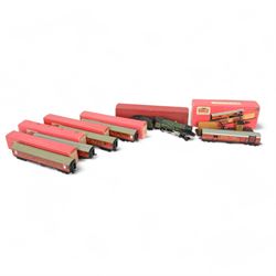 Hornby Dublo '00' gauge locomotive and rolling stock, comprising 2220 Castle Class 4-6-0 '...