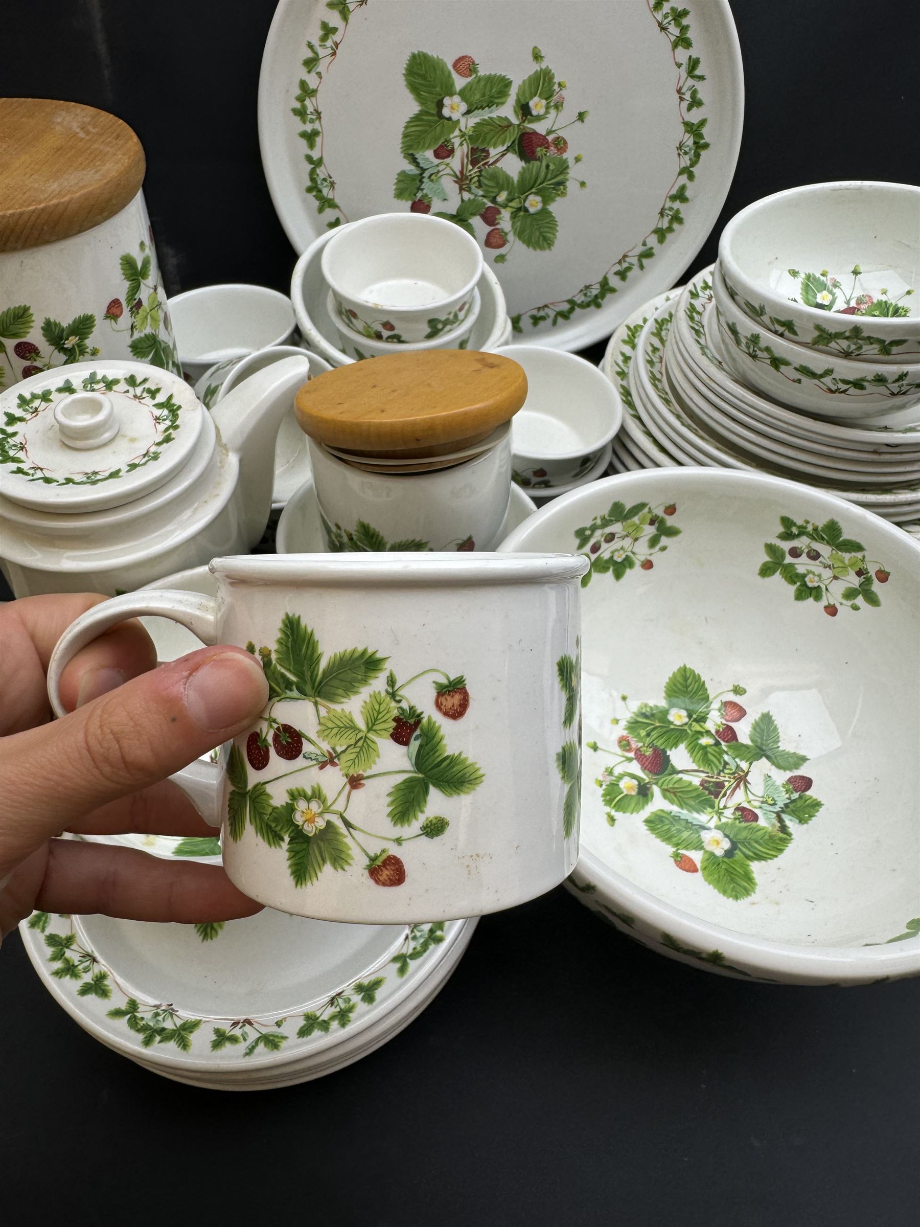 Portmeirion Summer Strawberry pattern tea and dinner service, including teapot, five dinner plates, covered sucrier etc  