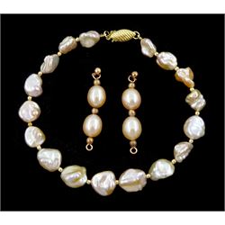 Single strand cultured pink / peach bracelet, with 14ct gold clasp and a pair of 9ct rose gold pink / peach pearl stud earrings