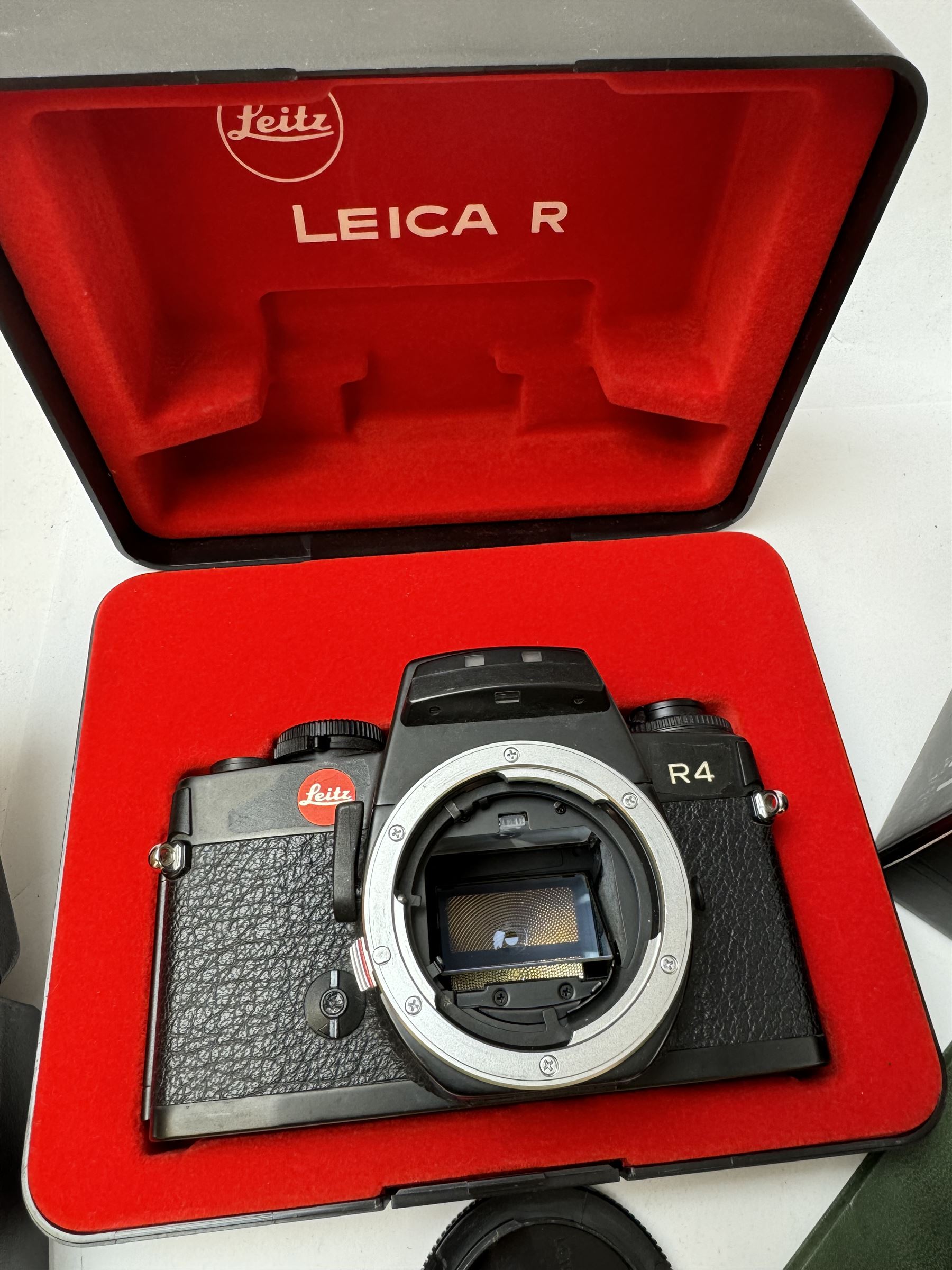 Leica R4 camera body serial no. 1582062, boxed, together with Leitz Externder-R x2 for Leica R3/4 serial no. 3326174 and other Leica accessories, including clear hard case, lens cap, right angle finder, motor winder, soft case, empty C11 box, instruction manuals and Leica handbooks