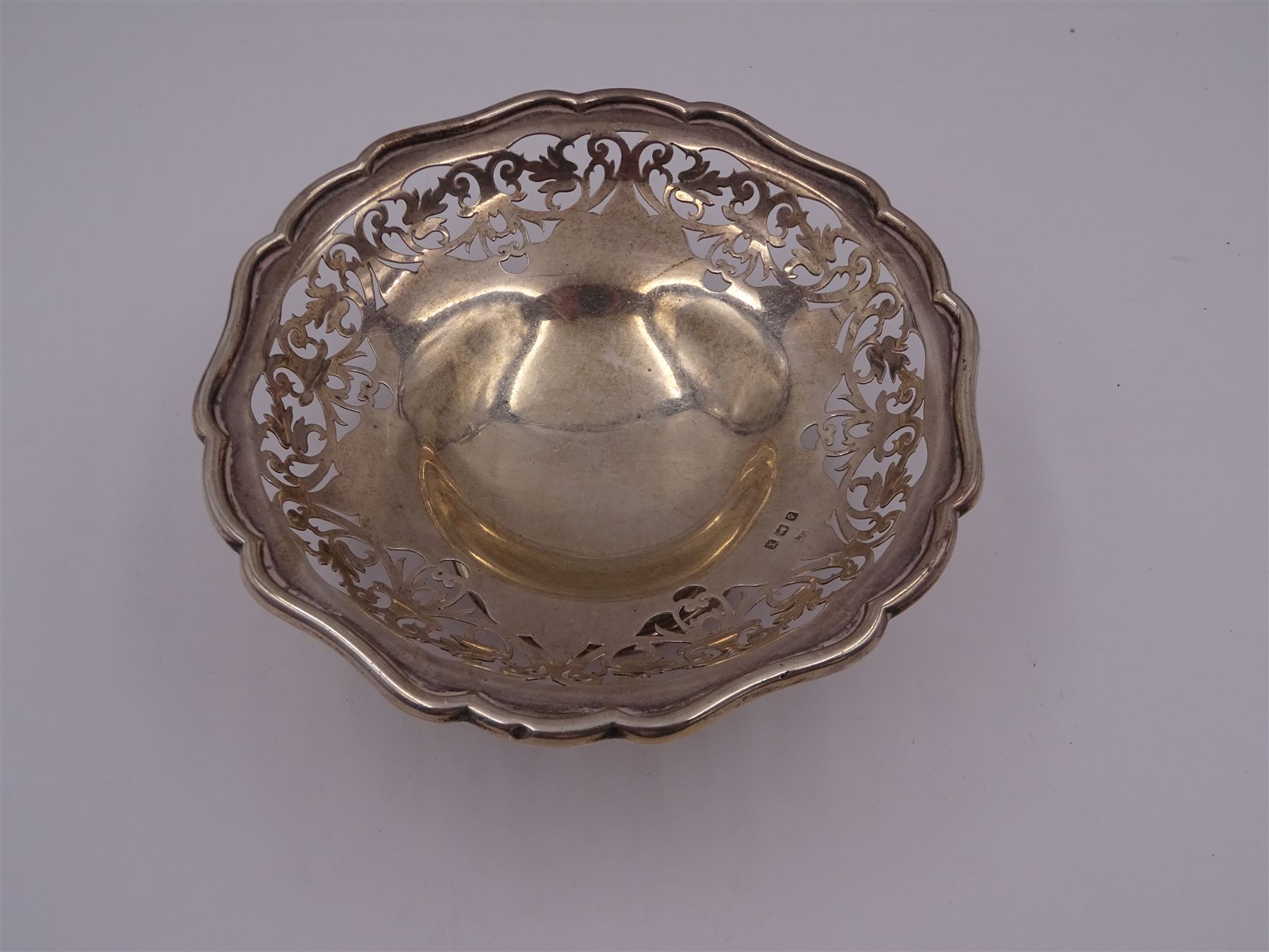 1920s silver bon bon dish, of circular form with shaped rim and pierced floral decoration to sides, upon a circular stepped base, hallmarked Charles S Green & Co Ltd, Birmingham 1922, H6cm