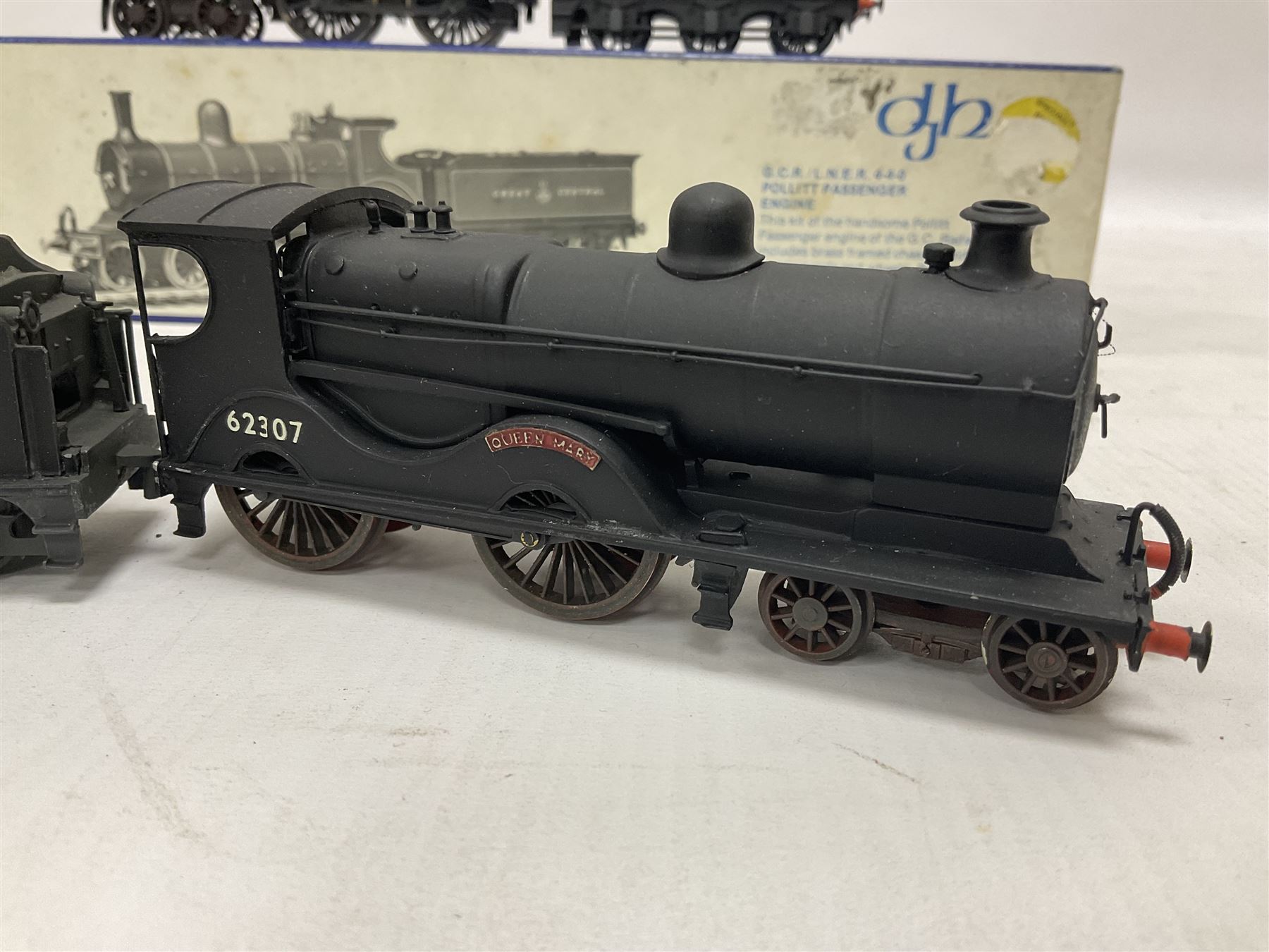 ‘00’ gauge - two kit built steam locomotives and tenders comprising GCR/LNER Class D6 4-4-0 Pollitt Passenger Engine no.2106 finished in LNER black with DJH Models box; Class D9 4-4-0 ‘Queen Mary’ no.62307 finished in BR black (2) 